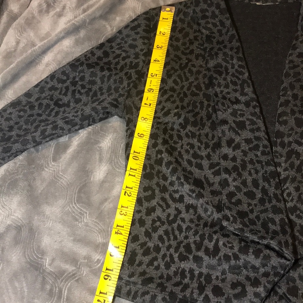 📫Sold 📫 Grey Leopard Crop Blazer 💋 - Picture 6 of 8